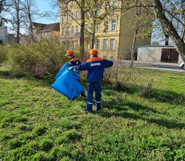 Die Jugendlichen sammeln den Müll am Pestalozziplatz