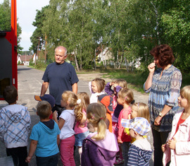 Herr Grunewald, mit den Kindern der Kita und des Hortes am Tanklöschfahrzeug.