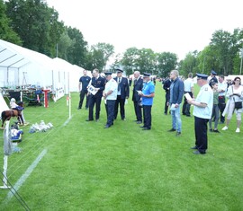 Vorgartenbewertung durch die Ehrengäste