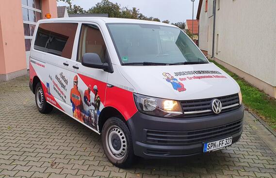 Kolkwitzer Mannschaftstransportwagen mit der Werbung für die Nachwuchsgewinnung der Kreis&shy;jugend&shy;feuerwehr Spree-Neiße