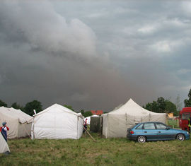 Unwetter über der Zeltstadt