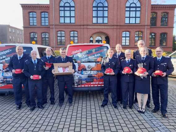 Einheitliche Basecaps für die Jugendfeuerwehren in Spree-Neiße
