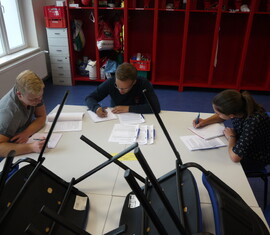 Gruppenarbeit zu ausgelosten Themen während der JuLeiCa Teil 1 Ausbildung im Katastrophenschutzzentrum des Landkreises Spree-Neiße