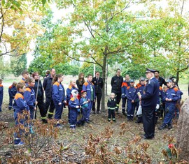 Ehrenlandesbrandmeister Jürgen Helmdach erläutert die Hintergründe zum Ehrenhain