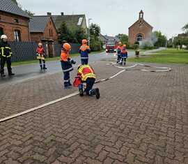 Brand eines Papierkorbes, der Löschangriff wird aufgebaut