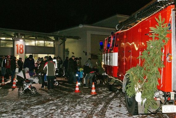 Gemütlich war die Atmosphäre auf dem Hof des Brand- und Katastrophenschutzzentrums in der Cottbuser Straße.