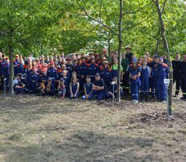 Alle Teilnehmer vor dem Gedenkstein auf dem Ehrenhain