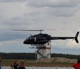 Auf einem Flugplatzgelände kommt auch mal das eine oder andere Luftfahrzeug vorbei