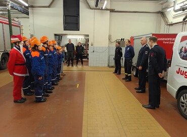 Die Jugendfeuerwehr ist in der Fahrzeughalle zur Übergabe des neuen TSA angetreten.