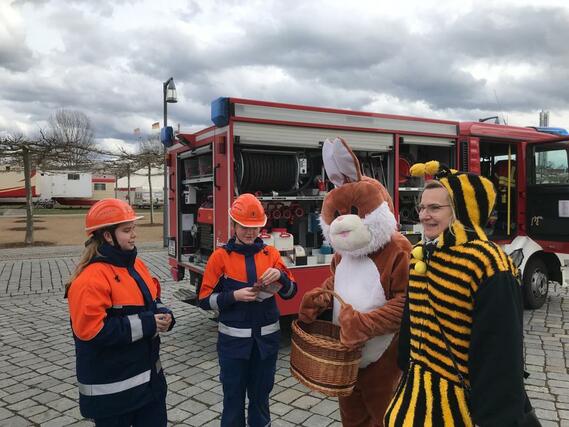 Kleine Geschenke hatte der Osterhaste für die Jugendfeuerwehrmitglieder dabei