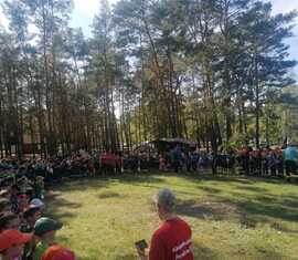 Aufstellen für die Eröffnung