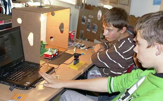 Gespannt erstellen Rico Ernst und Luca Börner Aufnahme um Aufnahme ihres Stop-Motion-Films mit Lego-Figuren.