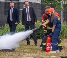 Mit einem Kohlendioxidlöscher wurde ein Feuer in einer Schuttmulde bekämpft