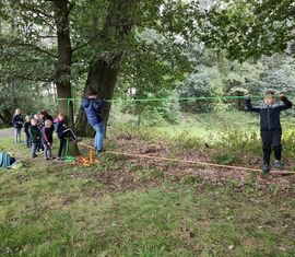 Das Überqueren der Slackline ist gar nicht so einfach