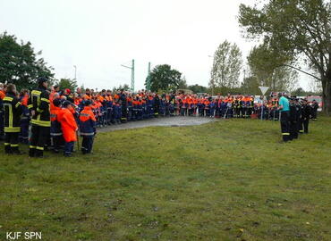 Eröffnung der Pflegeveranstaltung des Ehrenhains durch den stellv. Kreis&shy;jugend&shy;feuerwehrwart Stefan Kothe