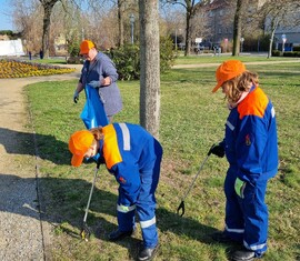Die Jugendlichen sammeln den Müll am Pestalozziplatz