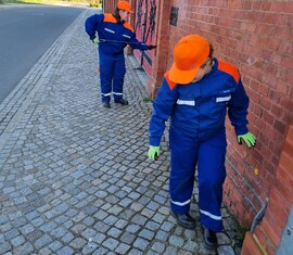 Die Jugendlichen sammeln den Müll am Pestalozziplatz