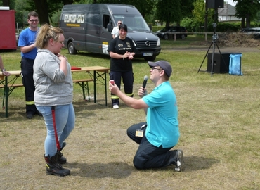 Kreis&shy;jugend&shy;feuerwehrwart Christian Rösiger stellt seiner Freundin Anna Möller die Fragen aller Fragen.