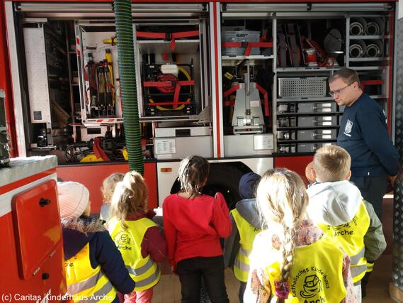 Die Spezi´s bestaunen die vielen Geräte und lauschen was Stephan dazu alles zu erzählen hat.