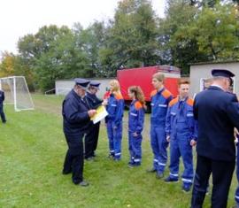 Die Kameraden Nothnick, Schützke und Rückmann übergeben die Leistungsspangen an die Jugendlichen.