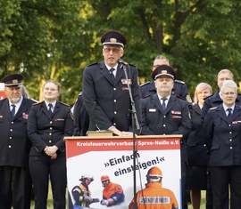 Kreis&shy;jugend&shy;feuerwehrwart Stefan Kothe bei der Eröffnung des 26. Kreisjugendlagers.