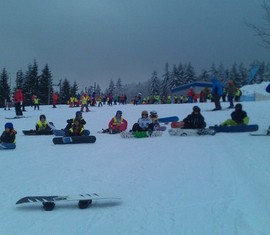 Erster Tag auf Brettern. Das ist die Gruppe der Snowboardanfänger.