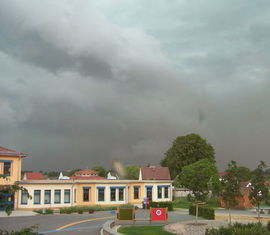 Unwetter über der Turnhalle