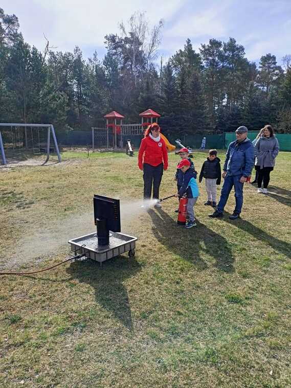 Löschübungen mit einem Handfeuerlöscher für Jedermann, sollte man mal probiert haben um im Ernstfall keine Scheu zu haben.