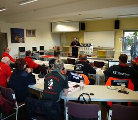 Nico Hammel von der Feuerwehr Guben berichtet über seine Vorgehensweise bei der Arbeit mit dem Rauchdemohaus