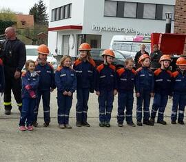 stolz nehmen die 14 Jungen und Mädchen  der Kinderfeuerwehr Drebkau die Kinderflamme Stufe 1 in Empfang