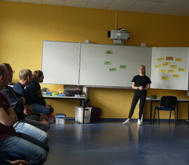 Lea aus Welzow erläutert ihre Gedanken zu den Rollen eines Jugendgruppenleiters