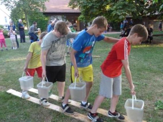 Die Jugendfeuerwehr Wolfshain beim "Wasserski-Lauf".