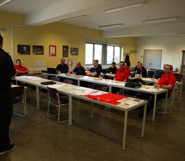 Nico Hammel von der Feuerwehr Guben berichtet über seine Vorgehensweise bei der Arbeit mit dem Rauchdemohaus