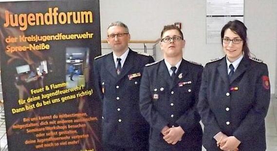 Der neue Vorstand der Kreis&shy;jugend&shy;feuerwehr Spree-Neiße mit Christian Rösiger aus Spremberg als Vorsitzendem (Mitte) sowie Stefan Kothe aus der Gemeinde Kolkwitz und Carolin Vatter aus Forst als Stellvertreter.