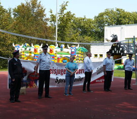 Eröffnung des Hüpfburgentages durch die Kreis&shy;jugend&shy;feuerwehr und Ehrengäste