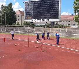Mit dem Wasser einer Kübelspritze galt es 3 Büchsen von ihren Stativen zu spritzen, die ist ein Teil der 5x80 Meter Feuerwehrstafette
