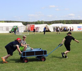 Für den Wassertransport zu den Zelten leisteten die neuen Handwagen der Kreis&shy;jugend&shy;feuerwehr sehr gute Dienste