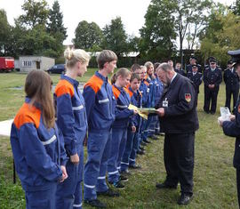 Auszeichung mit der Leistungsspange durch den Abnahmeberechtigten der Deutschen Jugendfeuerwehr - Peter Schützke