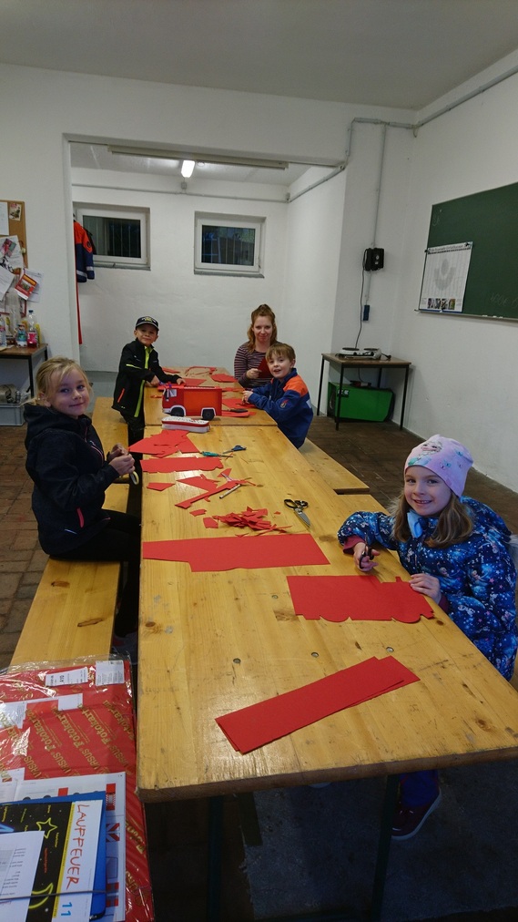 Die Kinder basteln ihre eigenen Feuerwehr-Laternen