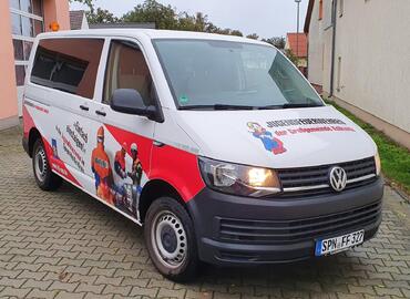 Kolkwitzer Mannschaftstransportwagen mit der Werbung für die Nachwuchsgewinnung der Kreis&shy;jugend&shy;feuerwehr Spree-Neiße
