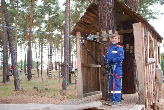 Justin hakt sich ein zum Übungsparcours