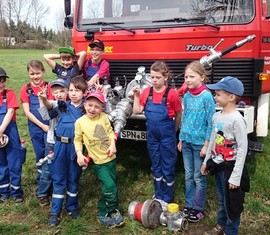 Das man aus wasserführenden Armaturen tolle Figuren bauen kann, bewies auch die Kinderfeuerwehr Drebkau.