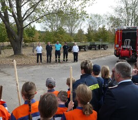 Dieter Matschke (Ehrenvorsitzender des KFV SPN e.V.), Rene Bennewitz (stellv. Kreisbrandmeister), Stefan Kothe (amtierender Kreis&shy;jugend&shy;feuerwehrwart SPN), Robert Buder (Vorsitzender KFV SPN e.V.) und Jürgen Helmdach (Ehrenlandesbrandmeister BB) begrüßen alle Teilnehmer zur diesjährigen Pflegeaktion