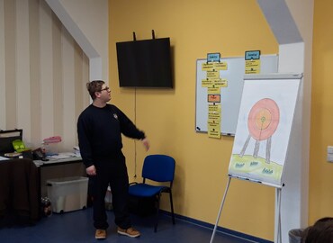 Ausbilder Christian Rösiger im JuLeiCa-Lehrgang Teil 1 im Katastrophenschutzzentrum des Landkreises Spree-Neiße.