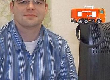 Feuerwehr auch am Arbeitsplatz: Der amtierende Kreis&shy;jugend&shy;feuerwehrwart Robert Buder arbeitet als Sachbearbeiter Zivilschutz in der Kreisverwaltung Spree-Neiße.