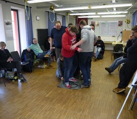Verschieden Gruppenspiele lockerten den trockenen Gesetzesstoff immer wieder auf. Hier das Deckenspiel mit 10 Teilnehmern.