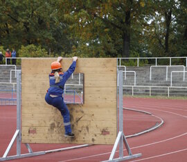 Durchsteigen der Fensterwand bei der Disziplin 5 x 80 Meter Feuerwehrstafette der Pokaldisziplinen