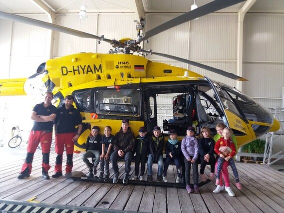 Die Kids hatten viel Spaß beim Besuch des Rettungshubschraubers