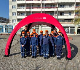 Gruppenbild der Jugendfeuerwehr auf dem Max-Seydewitz-Platz zu Beginn der Aktion der Stadt Forst (Lausitz)