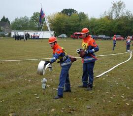 Der Schlauchtrupp der Gruppe Kolkwitz verlegt seine C-Leitung für die Vornahme des 3. Rohres.